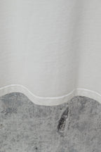 White short-sleeve T-shirt hem with wavy seam detail