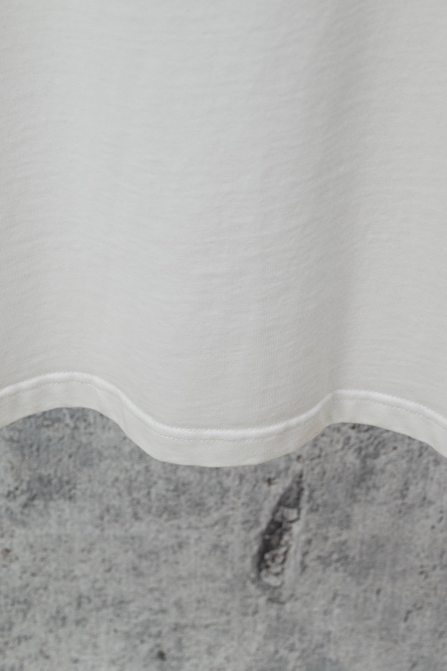 White short-sleeve T-shirt hem with wavy seam detail