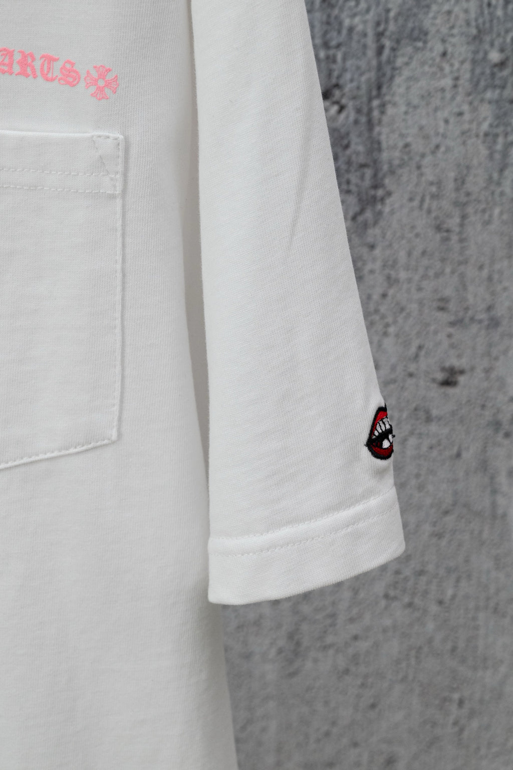 White short-sleeve T-shirt sleeve with small embroidered lips graphic