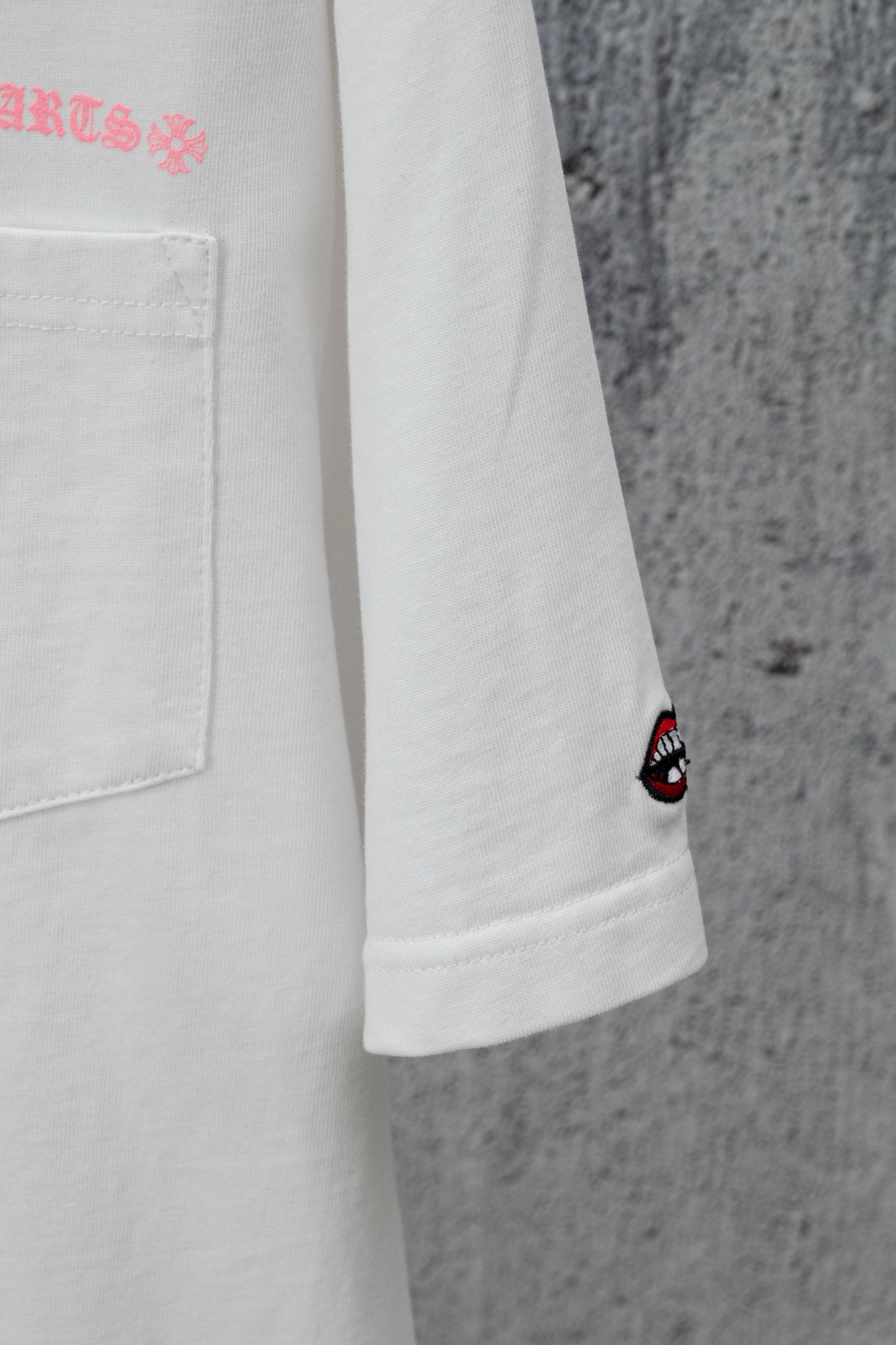 White short-sleeve T-shirt sleeve with small embroidered lips graphic