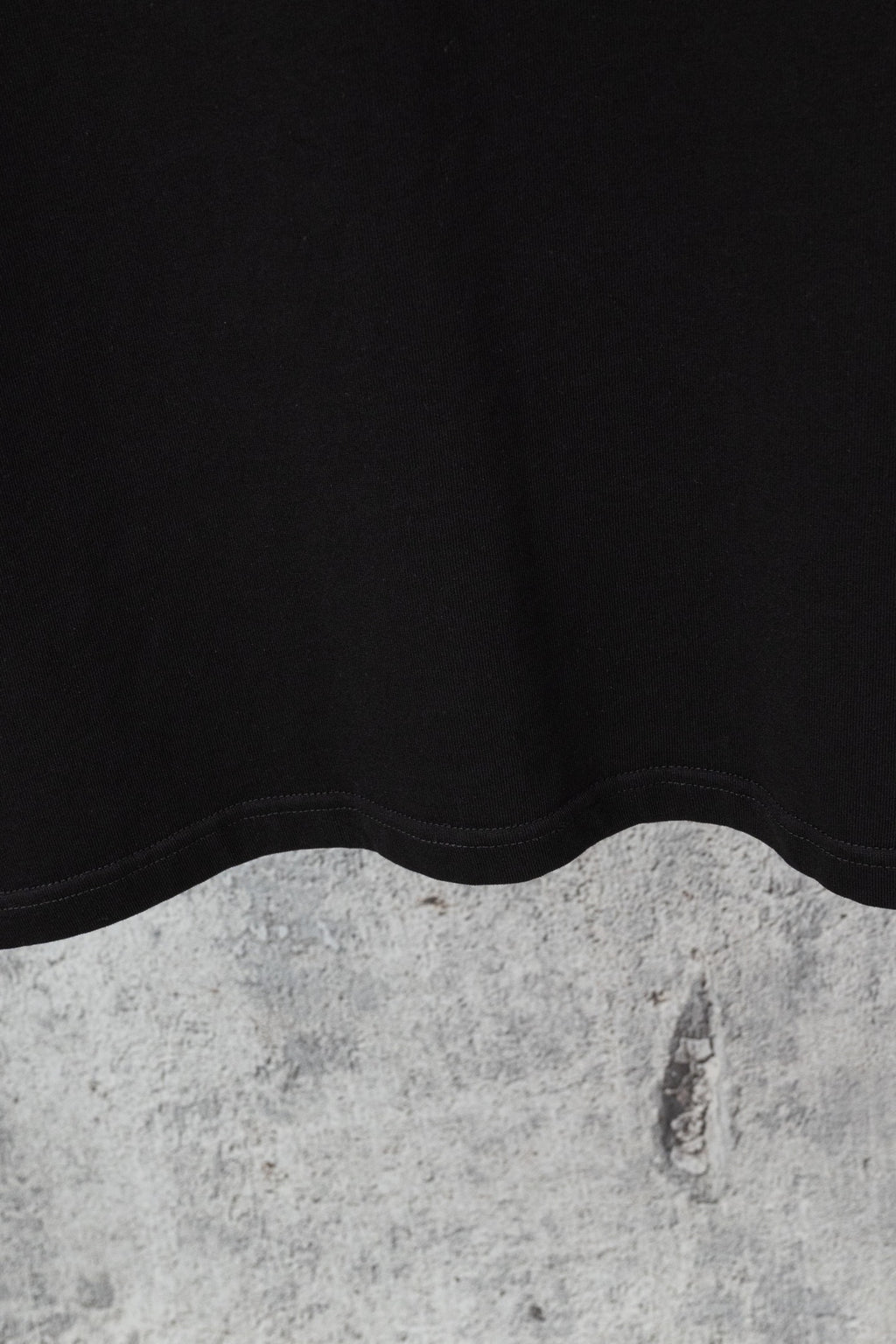 Black short-sleeve T-shirt, plain back with curved seam and stitched hem