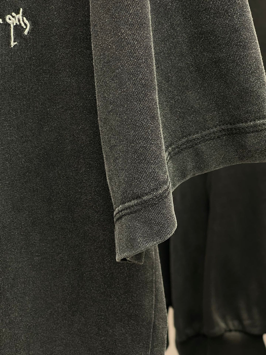 Short-sleeve T-shirt sleeve cuff and hem in dark fabric