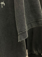 Short-sleeve T-shirt sleeve cuff and hem in dark fabric