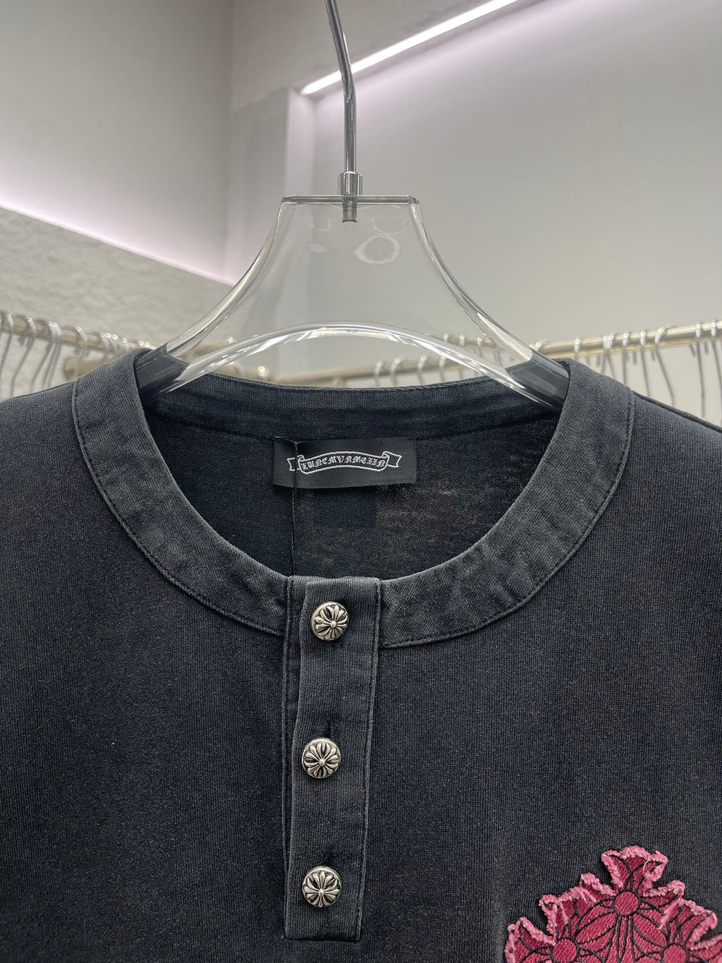Short-sleeve T-shirt neckline with henley buttons and pink cross chest embroidery