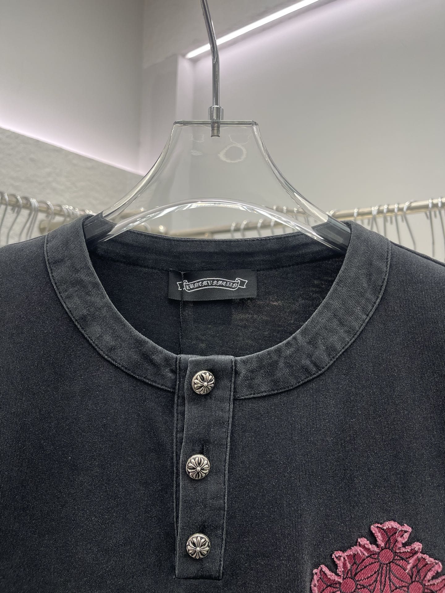Short-sleeve T-shirt neckline with henley buttons and pink cross chest embroidery