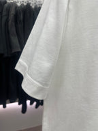 White short-sleeve T-shirt sleeve and hem detail with plain stitched cuff