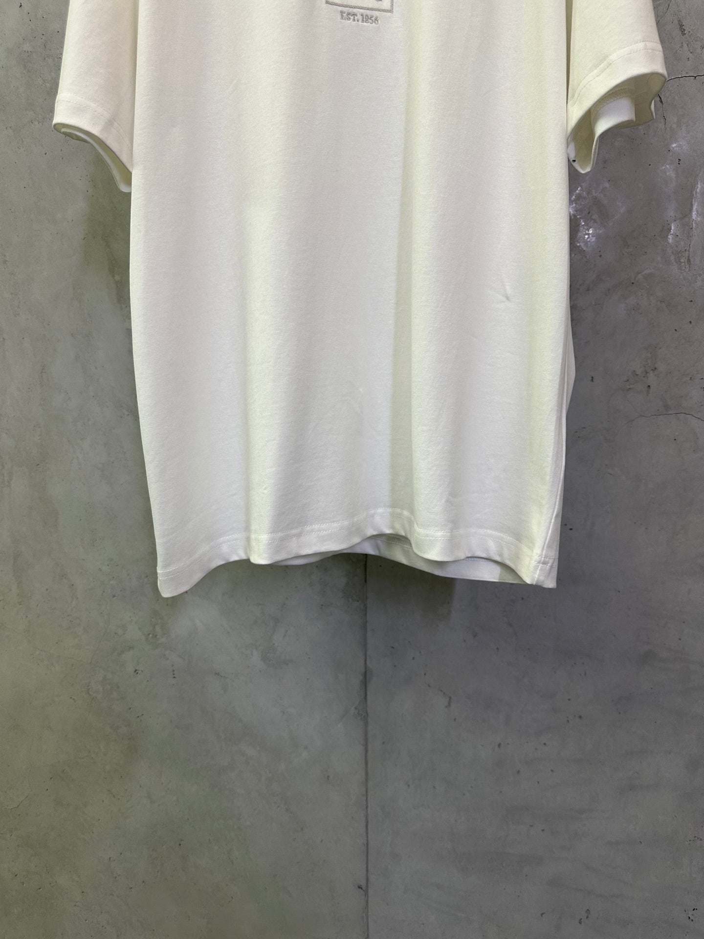 Off-white Burberry short-sleeve T-shirt hem and lower front