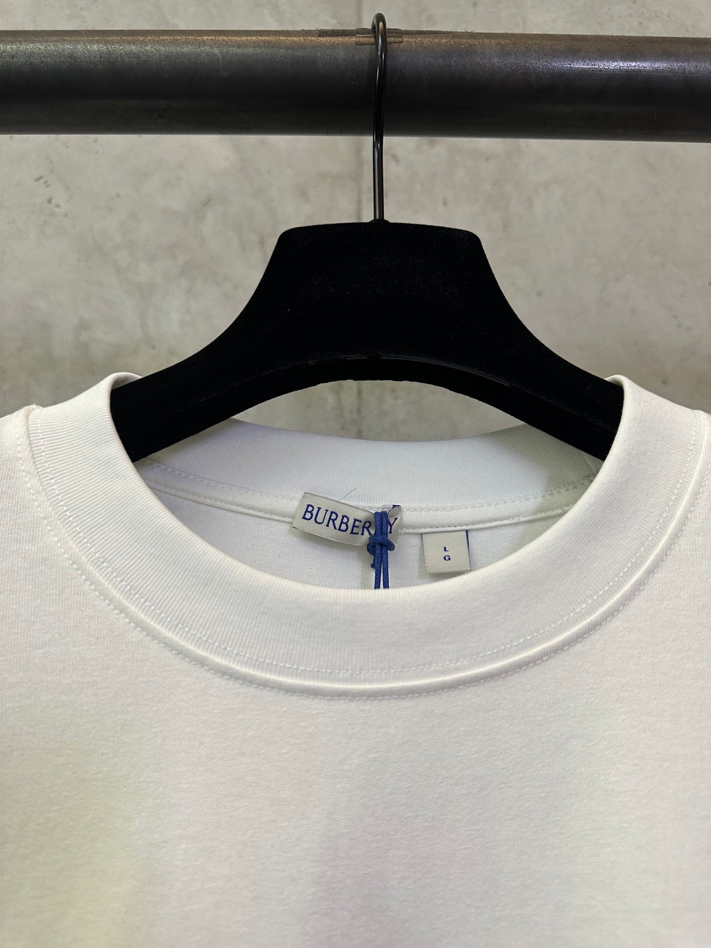 Off-white Burberry short-sleeve T-shirt neckline with inner brand label