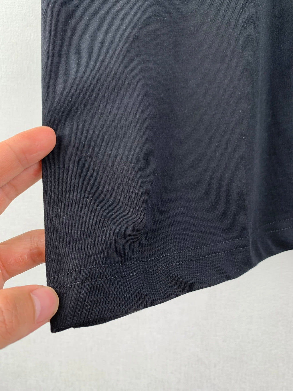 Navy T-shirt hem with double-stitched bottom seam