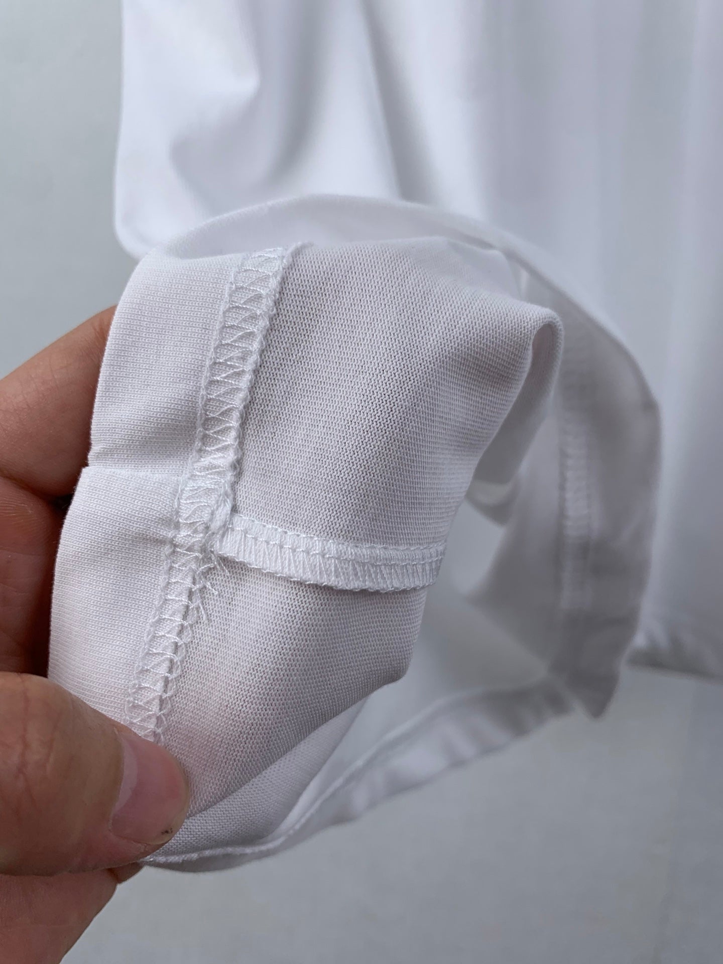 White Burberry short-sleeve cuff with seam detail