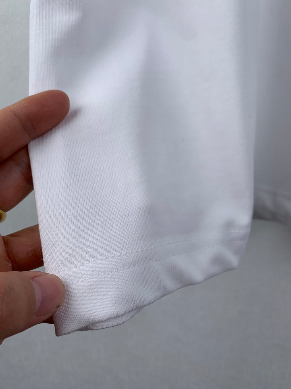 White Burberry T-shirt hem with visible double-stitching