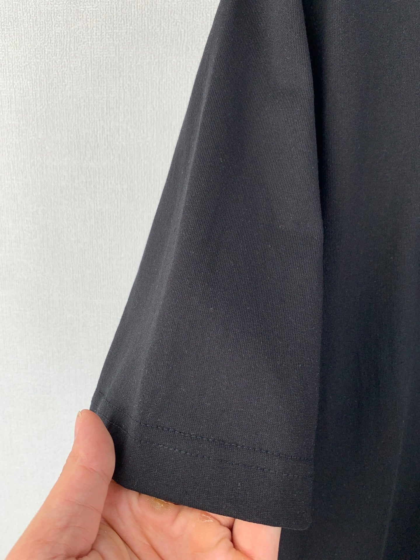 Burberry short-sleeve T-shirt side hem with visible stitching