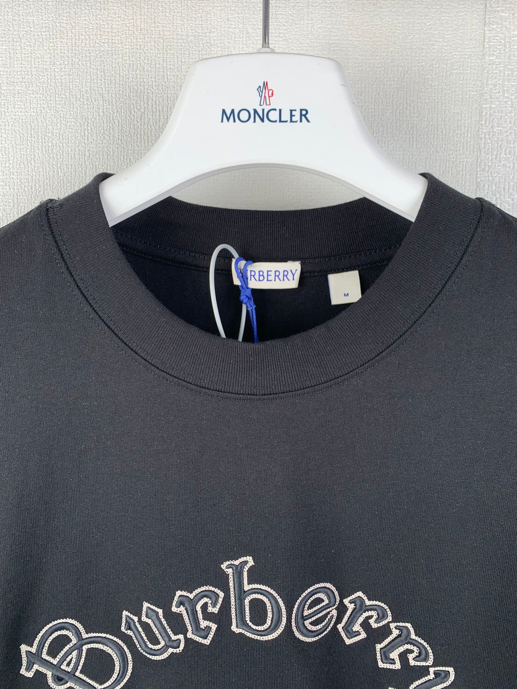 Burberry short-sleeve T-shirt neckline with logo and interior tag
