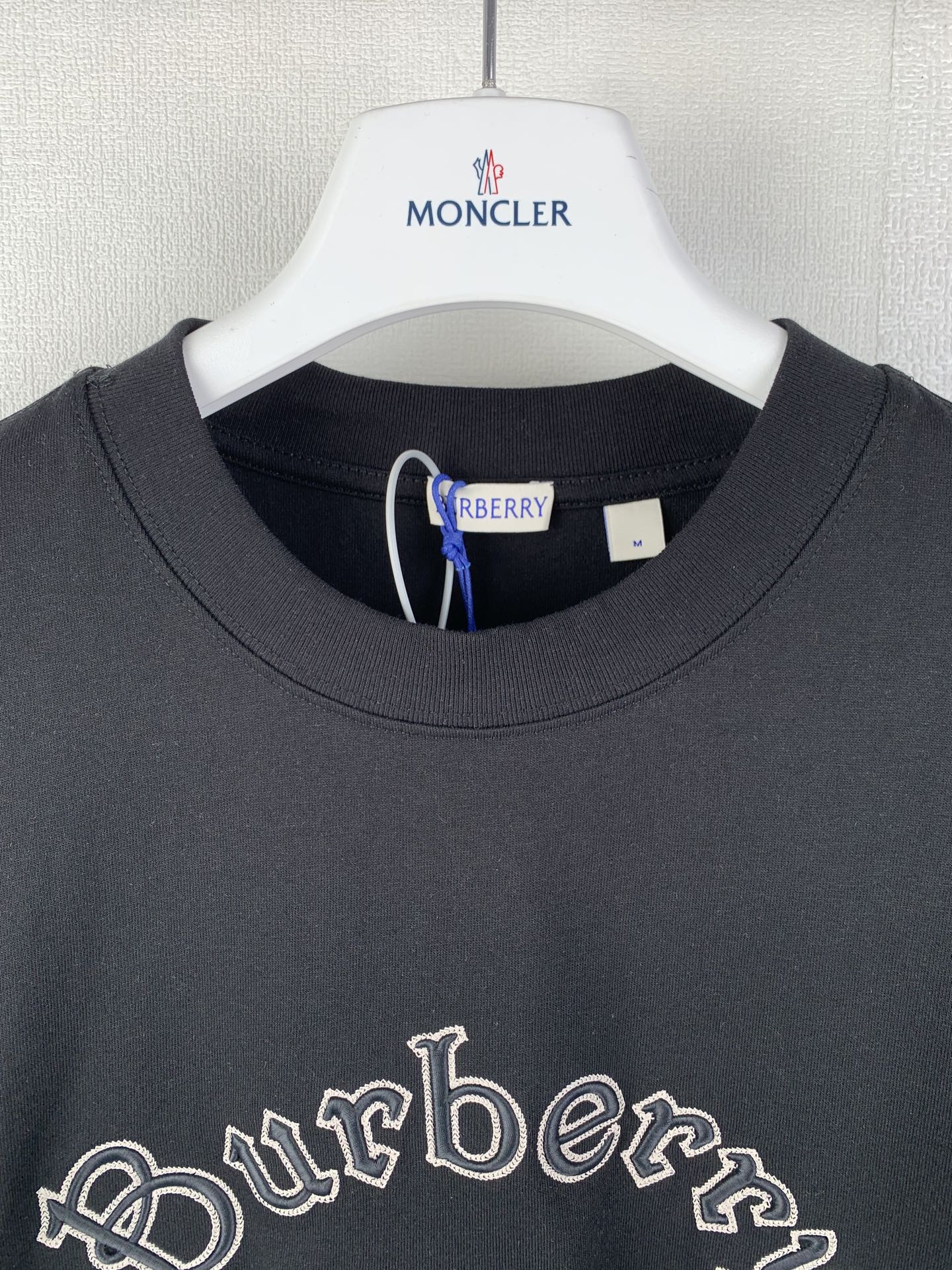 Burberry short-sleeve T-shirt neckline with logo and interior tag