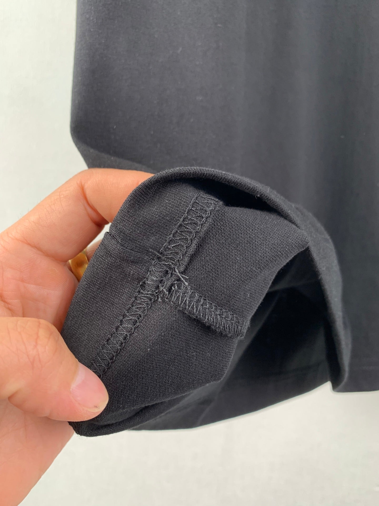 Burberry short-sleeve T-shirt sleeve cuff with stitched edge close-up