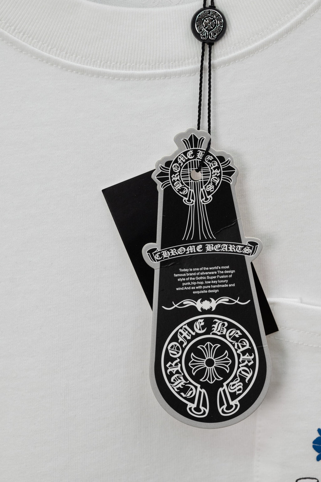 White short-sleeve T-shirt with neck tag and decorative emblem print