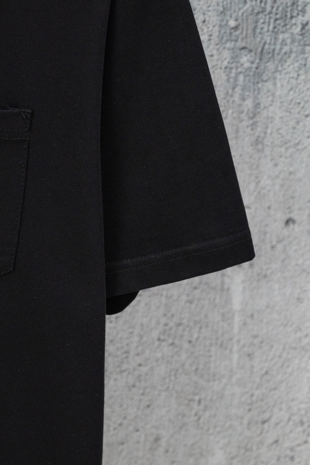 Black short-sleeve T-shirt sleeve hem with stitched seam detail