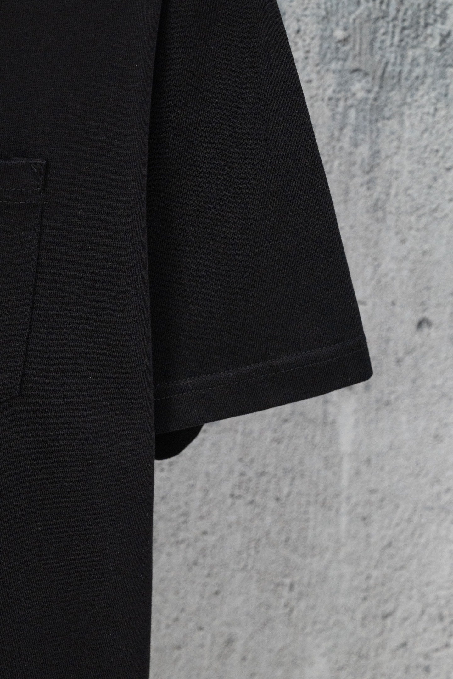 Black short-sleeve T-shirt sleeve hem with stitched seam detail
