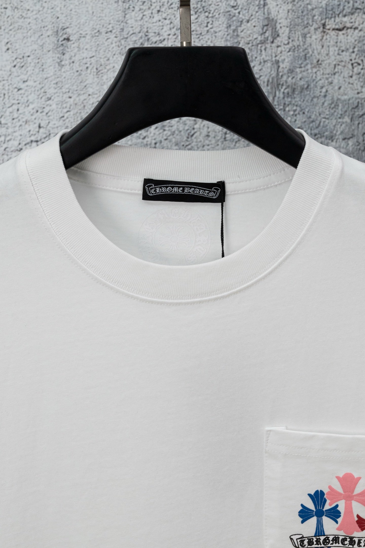 White short-sleeve T-shirt with crew neck and inner collar label