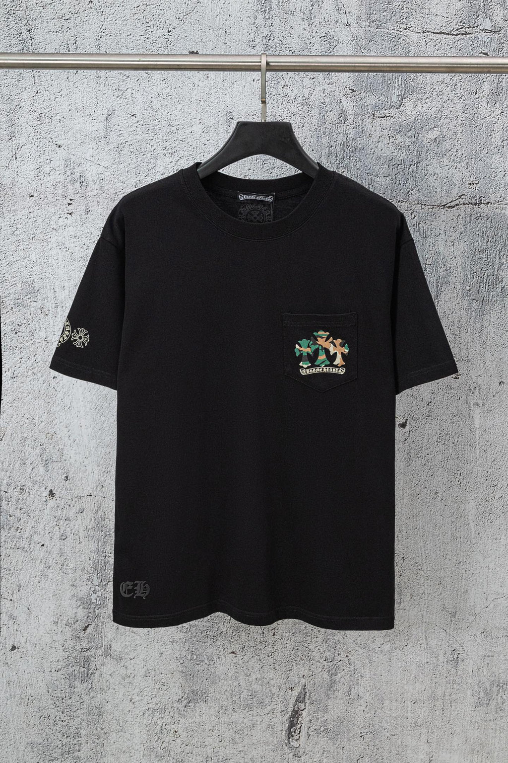 Black short-sleeve T-shirt with chest pocket logo and side sleeve print