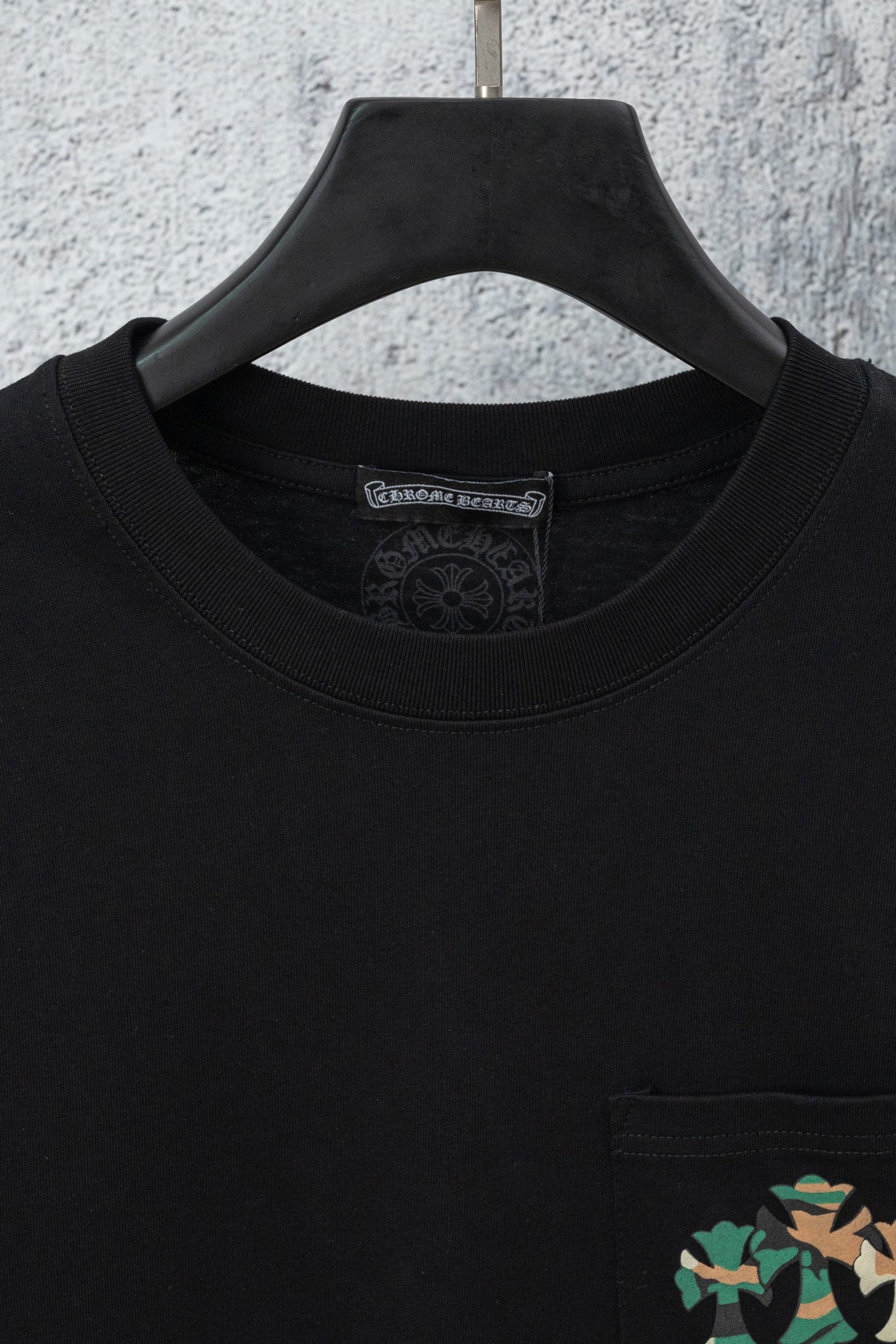 Black short-sleeve T-shirt neckline with interior label and ribbed collar