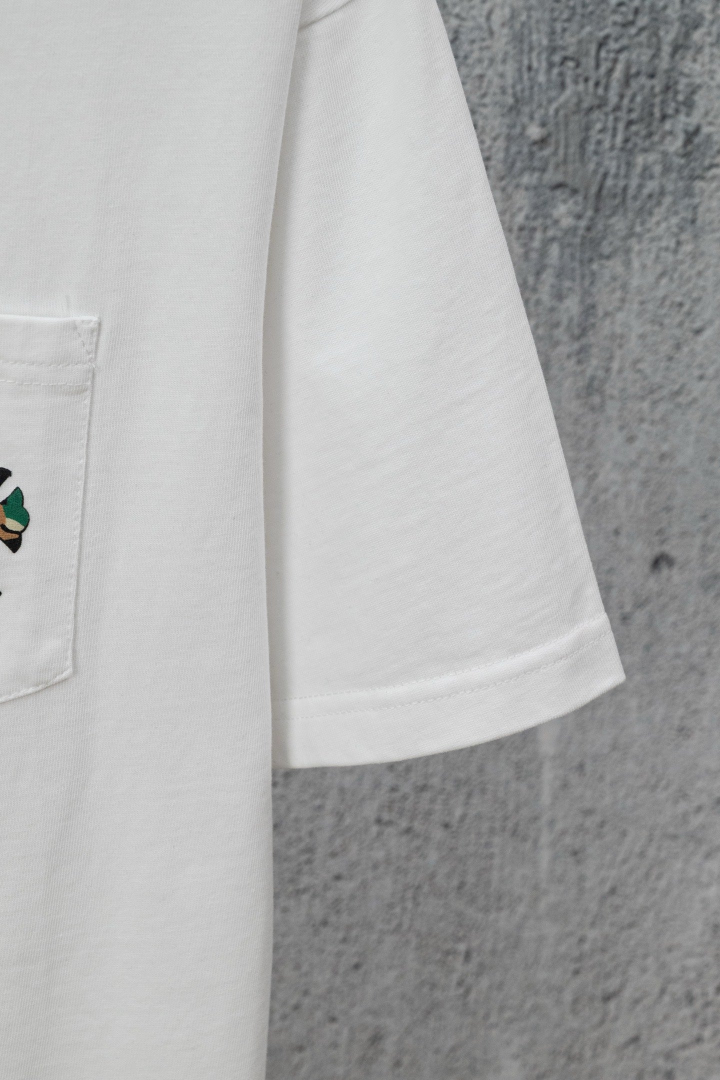 White T-shirt sleeve and side hem