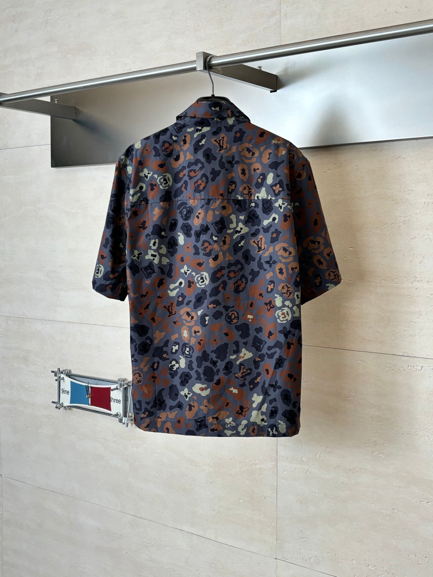 Short-sleeve shirt with multicolor camo print, back view