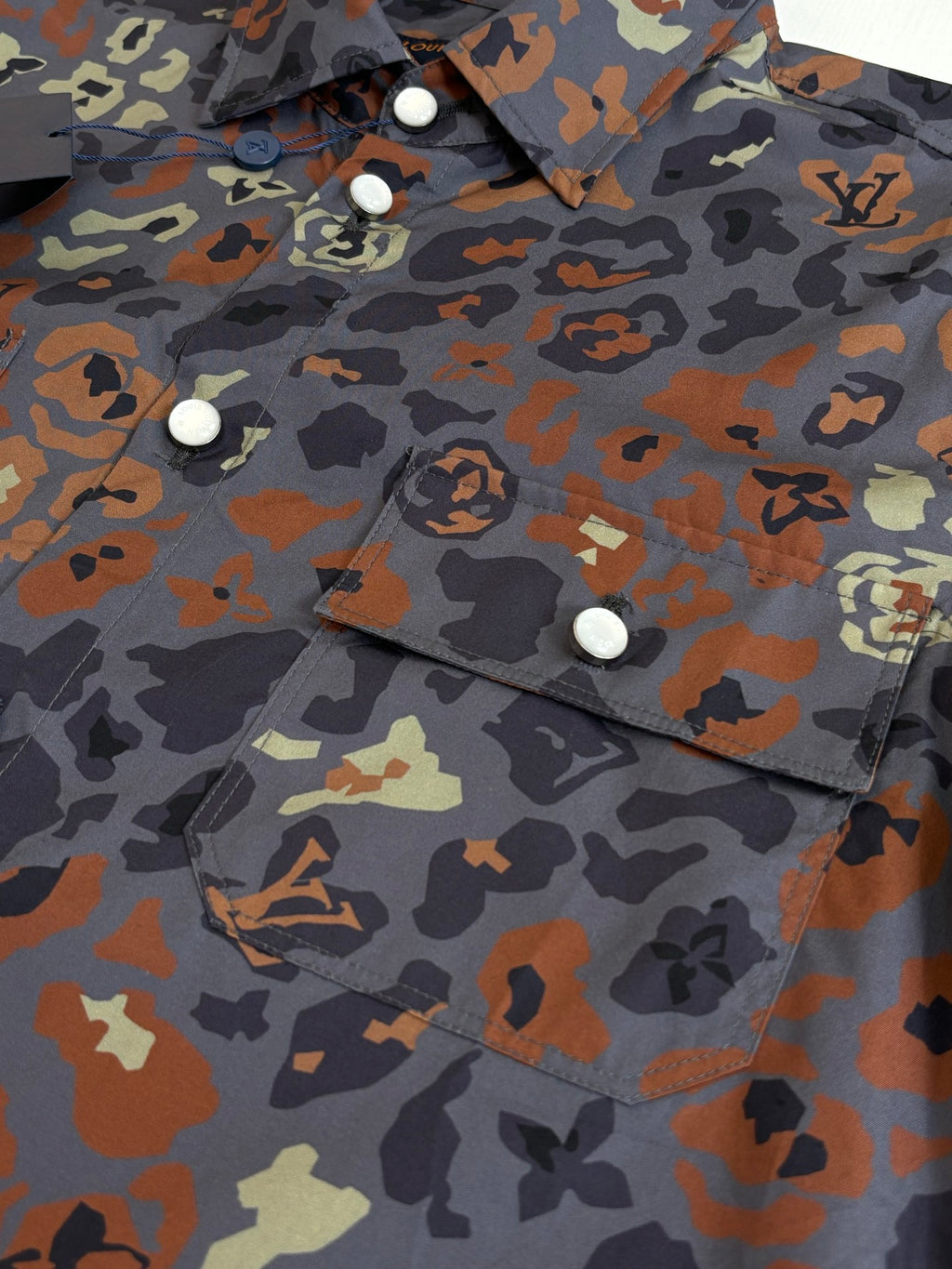 Multicolor camo short-sleeve shirt with white button detail on chest