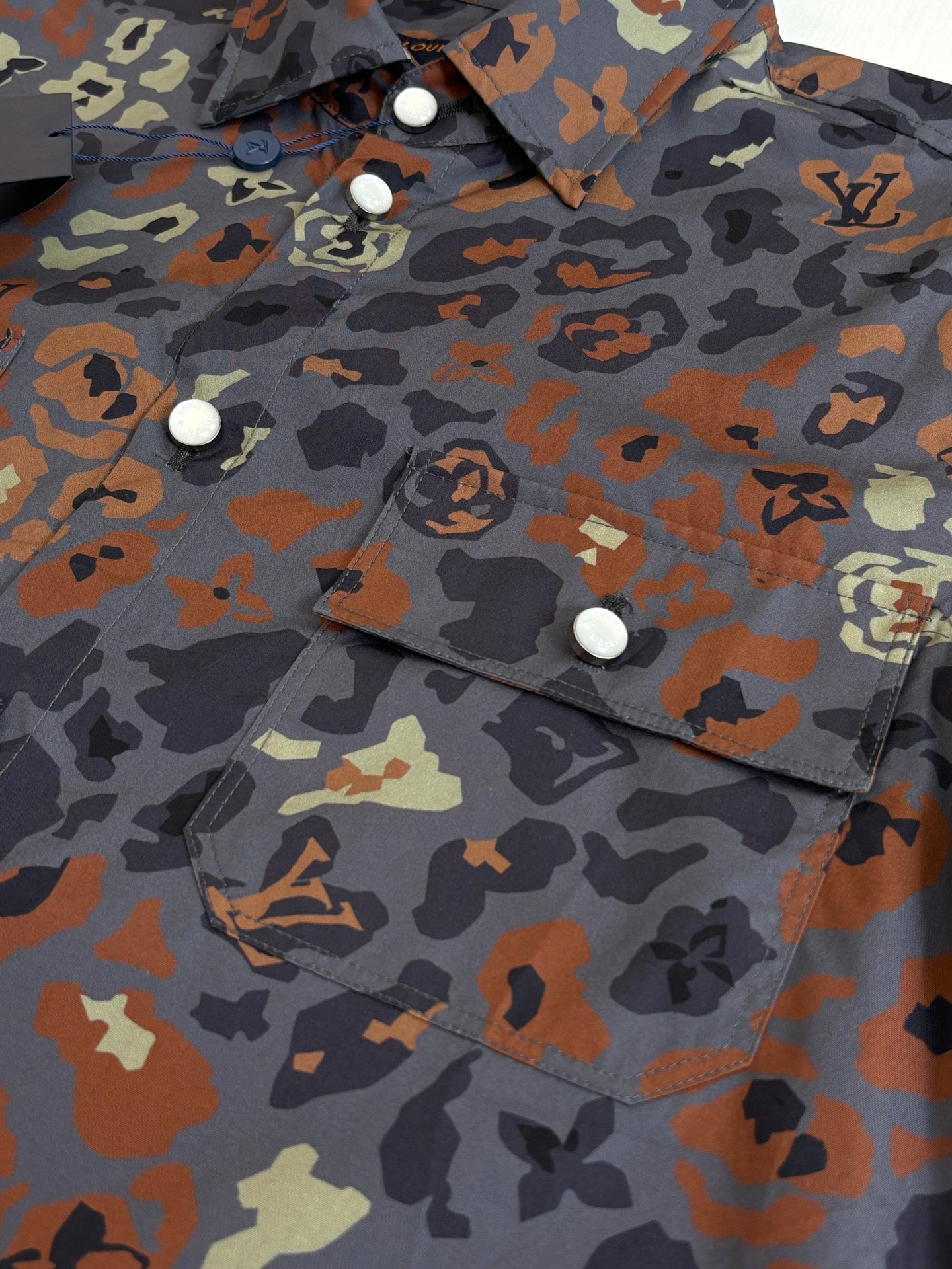 Multicolor camo short-sleeve shirt with white button detail on chest