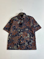 Multicolor camo short-sleeve shirt with pointed collar and button-front closure