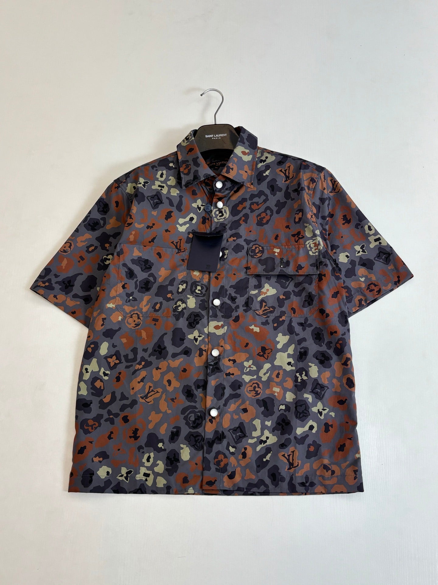 Multicolor camo short-sleeve shirt with pointed collar and button-front closure