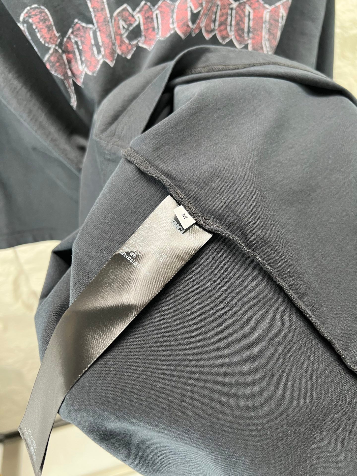 Balenciaga gray short-sleeve t-shirt collar with brand tag and stitched hem