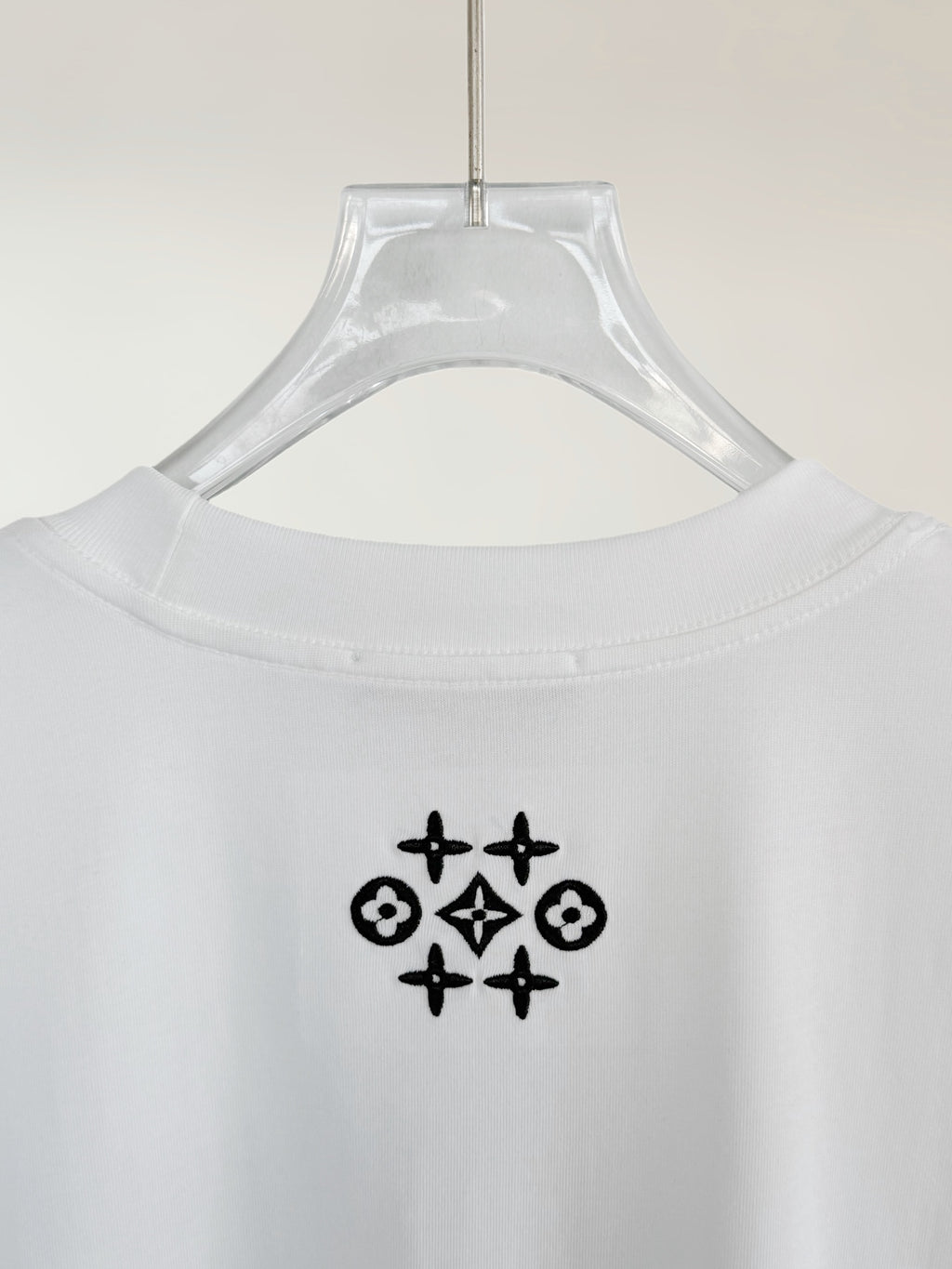 White short-sleeve T-shirt back with geometric star flower icon