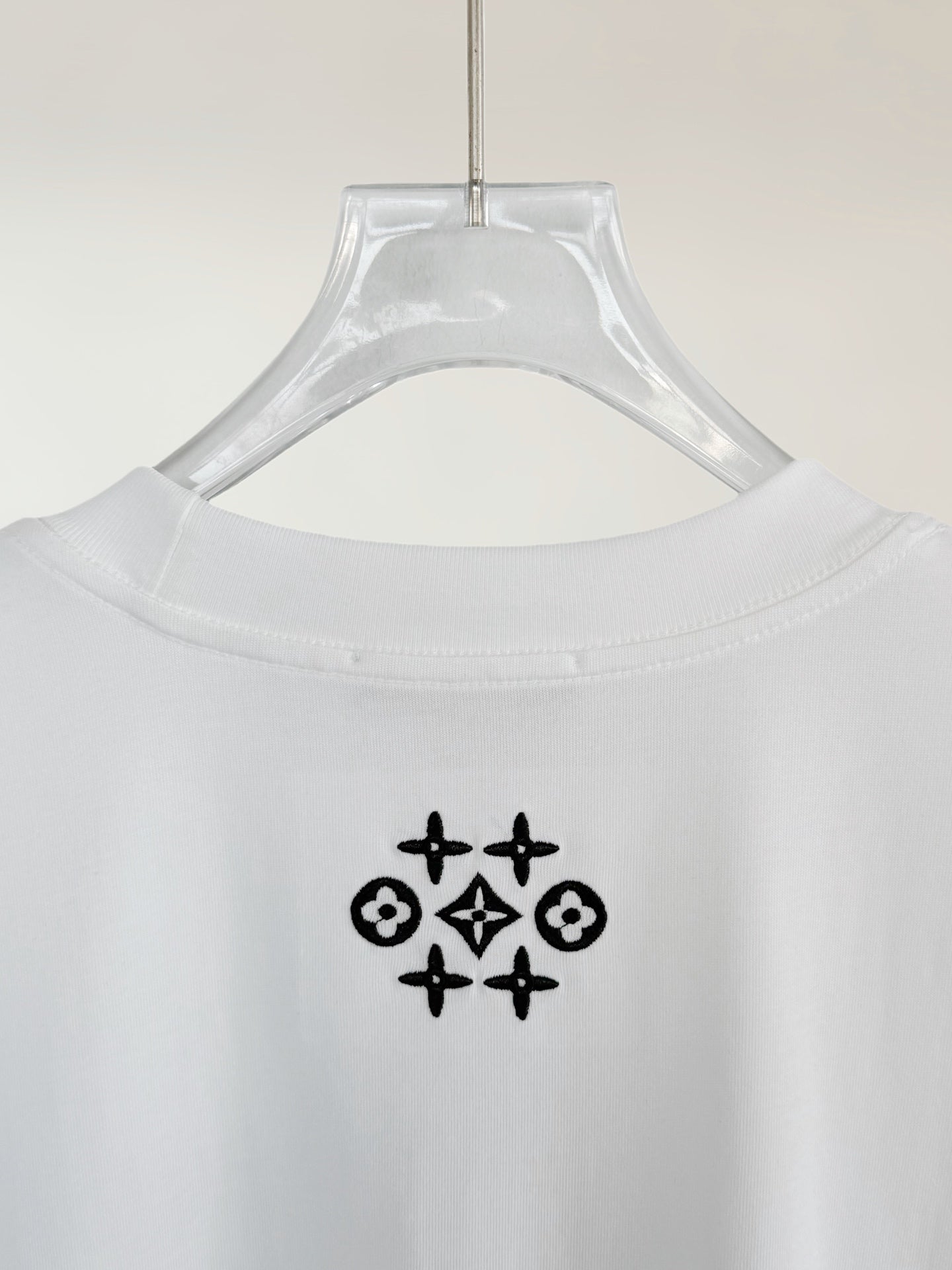 White short-sleeve T-shirt back with geometric star flower icon