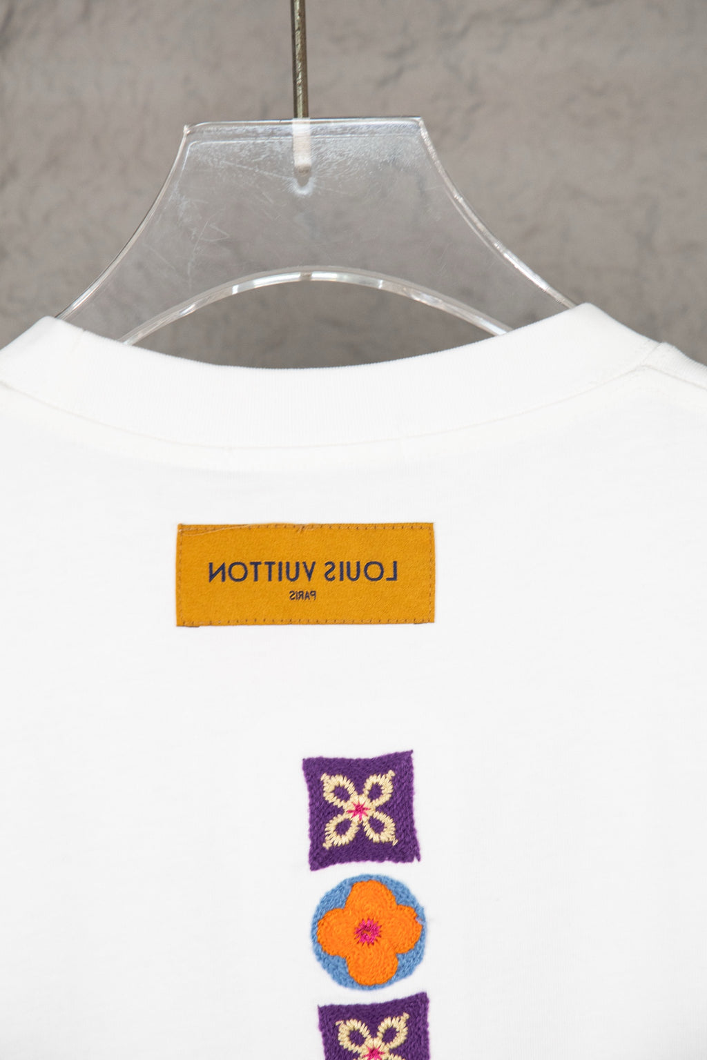 White Louis Vuitton T-shirt back with rectangular logo label and icon print