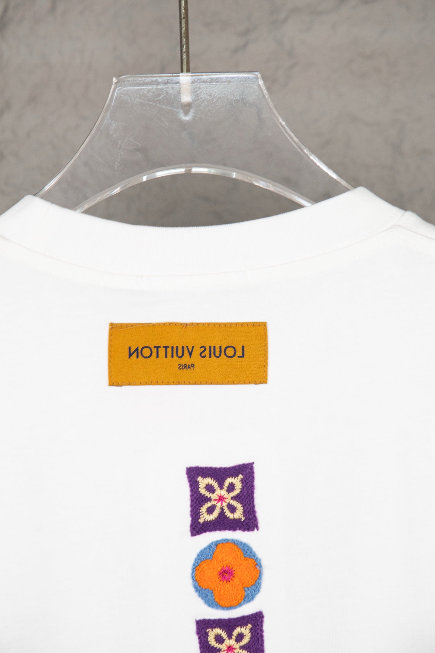 White Louis Vuitton T-shirt back with rectangular logo label and icon print