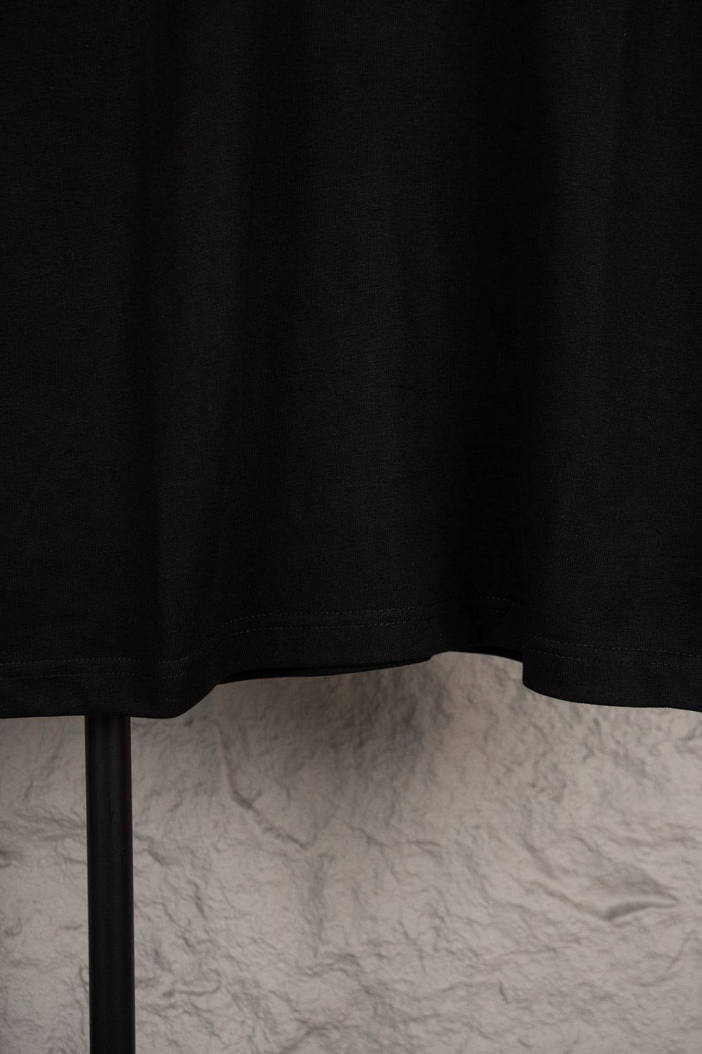 Black short-sleeve T-shirt with straight hem and relaxed drape