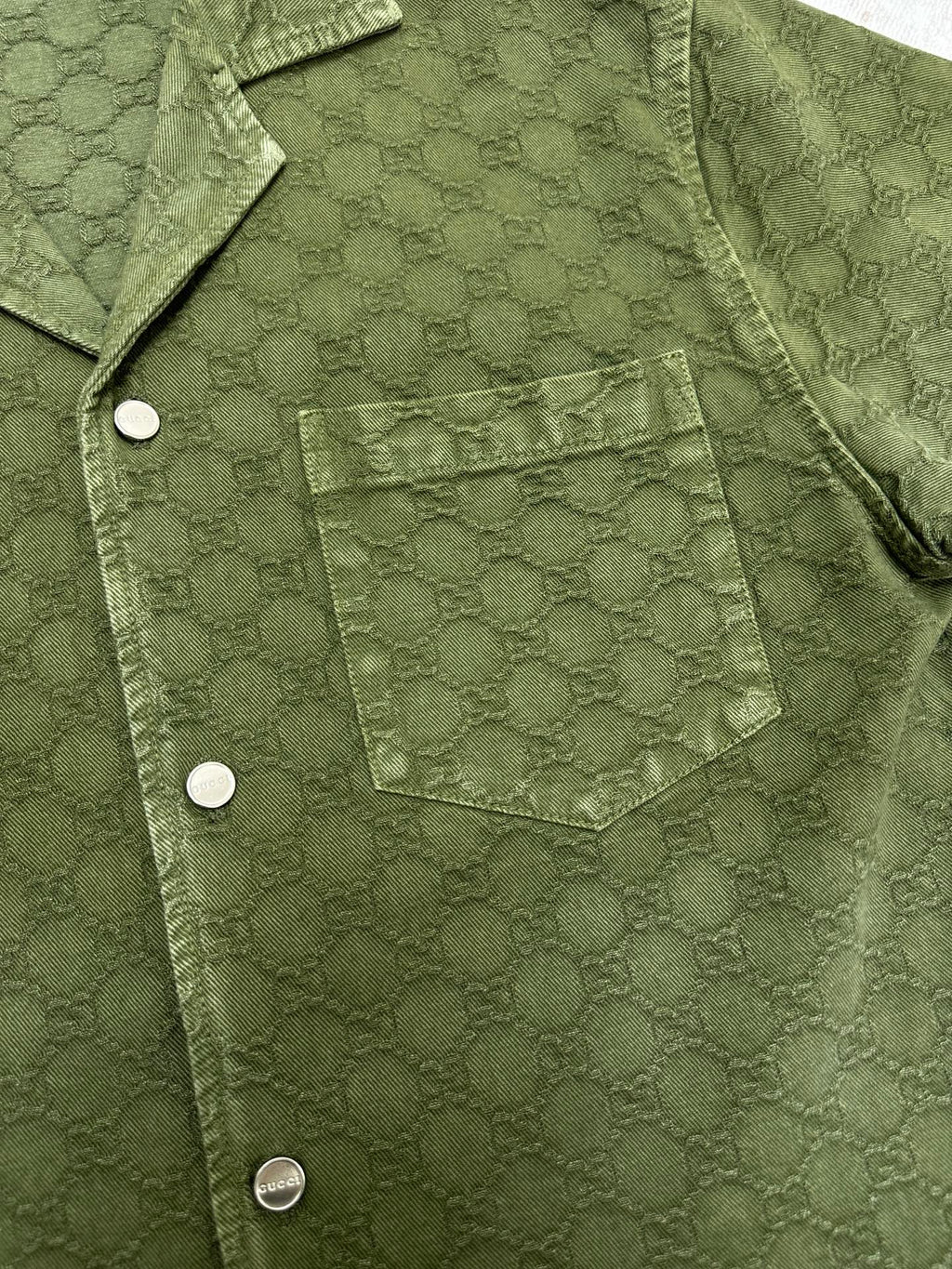 Gucci green short-sleeve shirt detail: chest pocket, buttons, allover monogram pattern