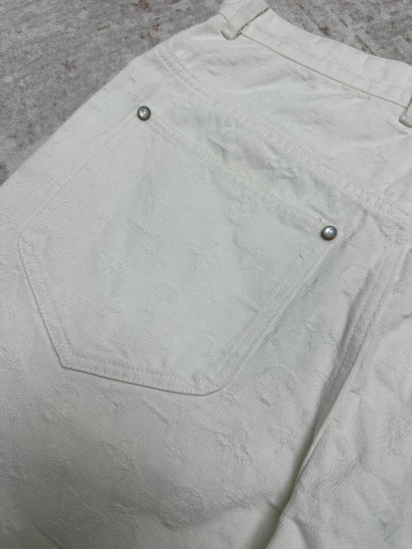 White shorts back pocket with metal rivet accents