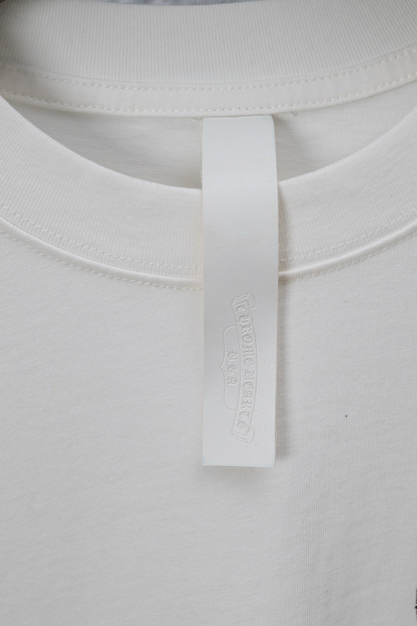 White chrome short T-shirt crew neck with inner neck label
