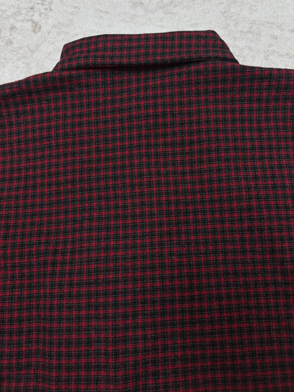 Plaid long-sleeve shirt back with stand collar and dark center button placket