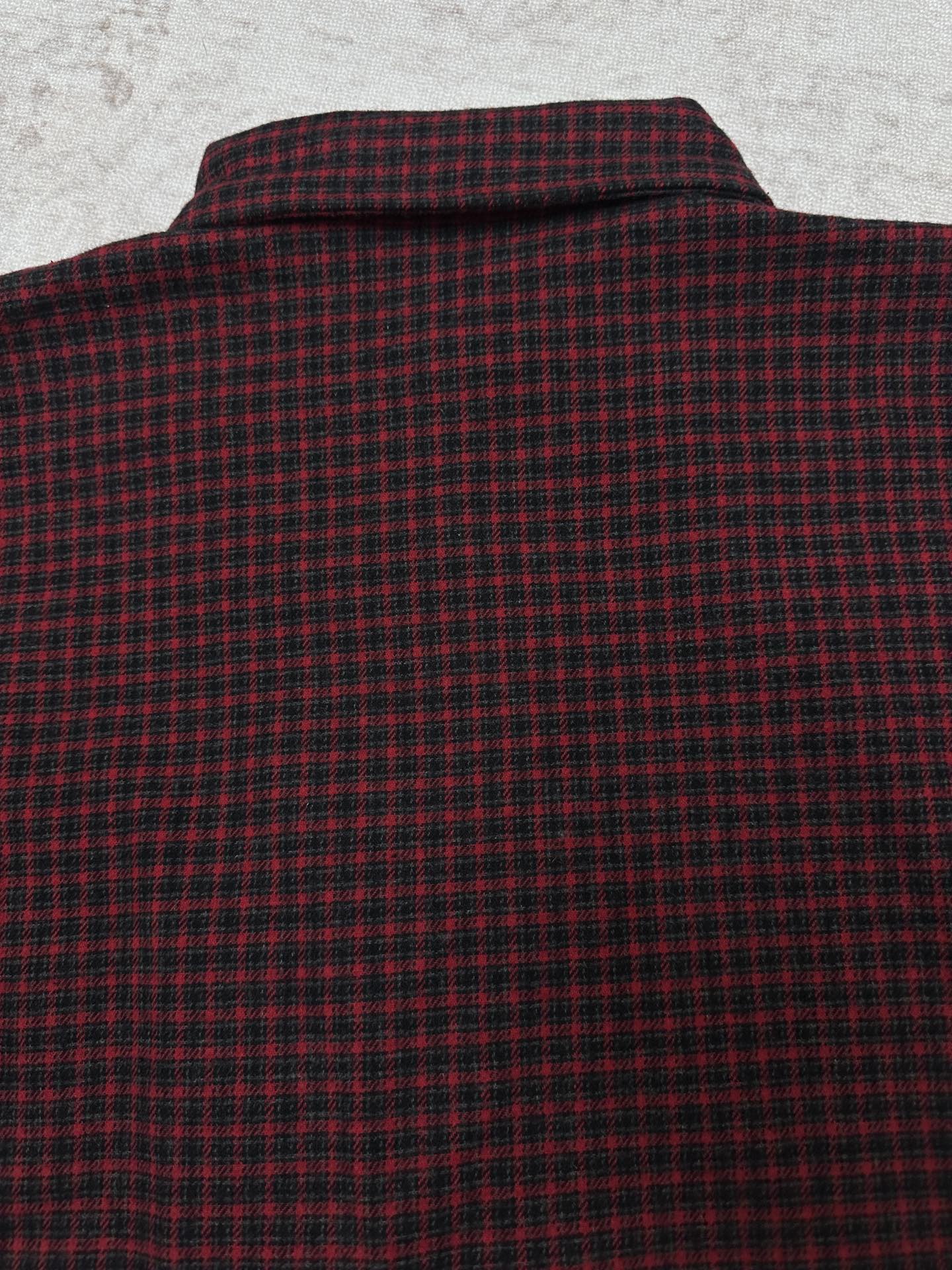 Plaid long-sleeve shirt back with stand collar and dark center button placket
