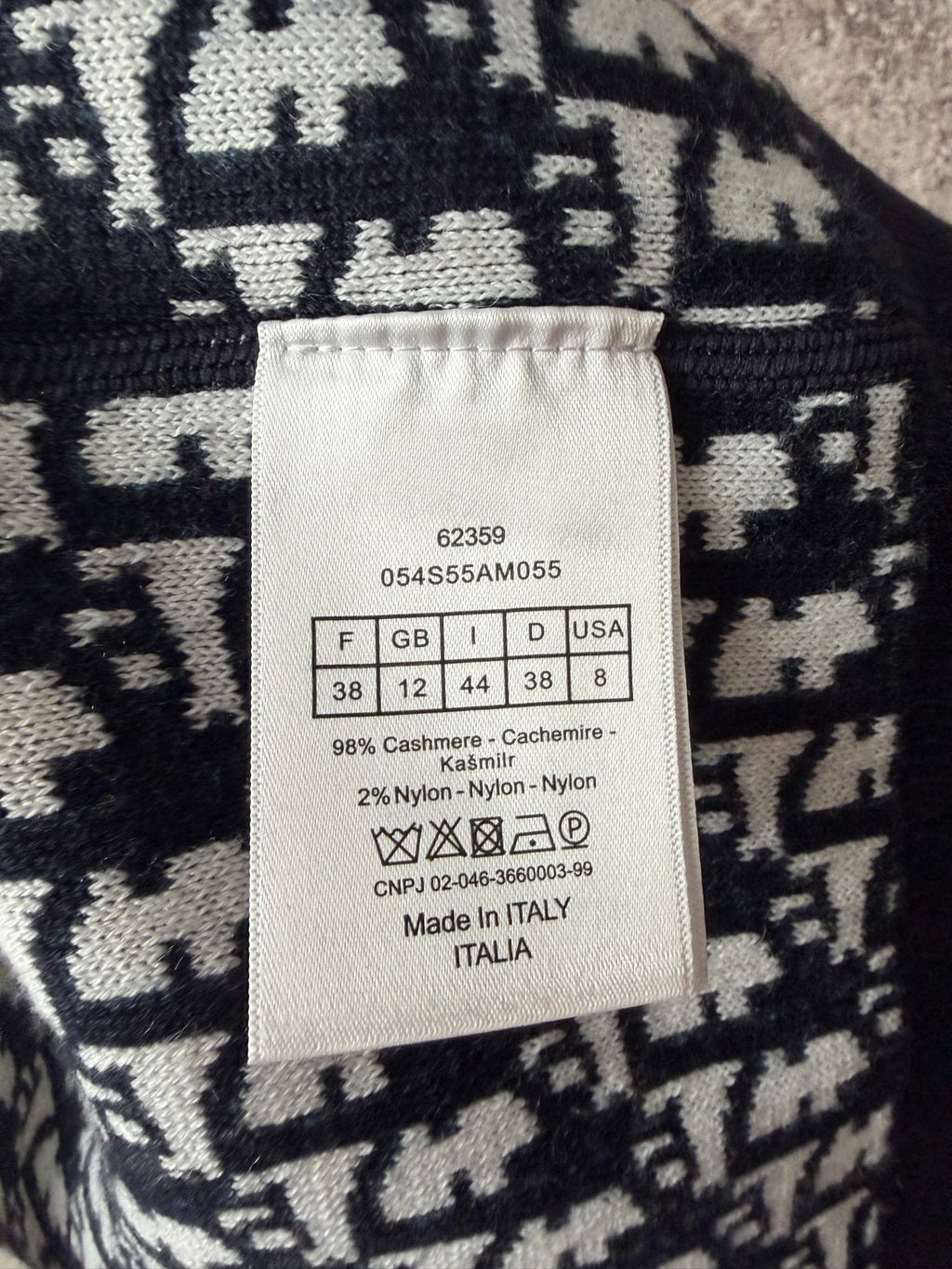 Clothing size and material label: 98% cashmere, 2% nylon, made in Italy
