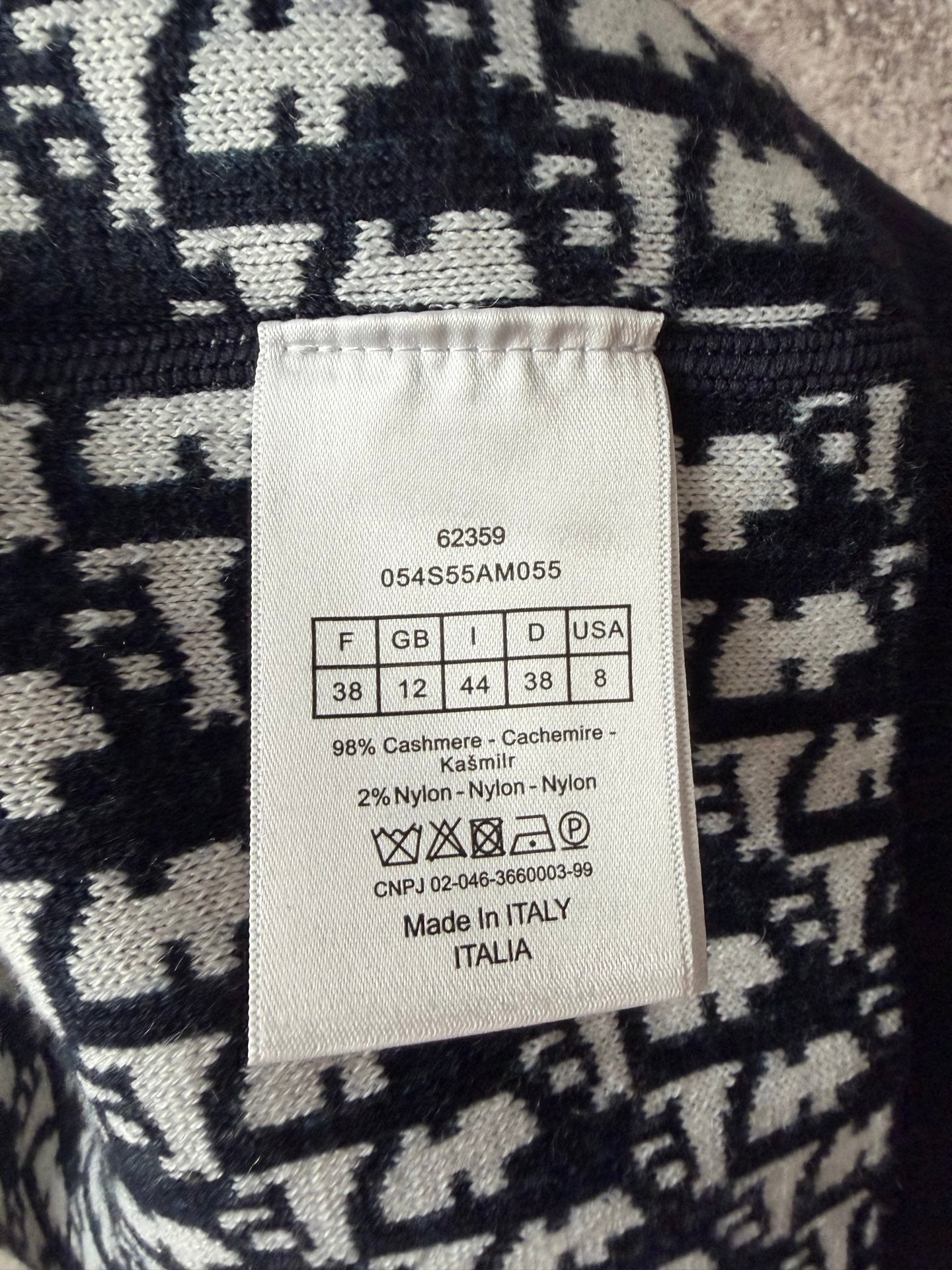 Clothing size and material label: 98% cashmere, 2% nylon, made in Italy