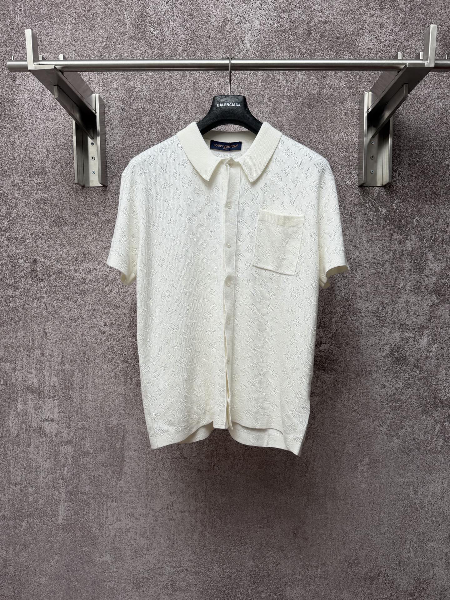 Cream short-sleeve button-up polo shirt with point collar and chest pocket
