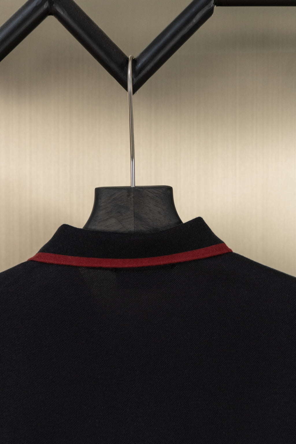Gucci polo neckline with dark collar and red trim stripe