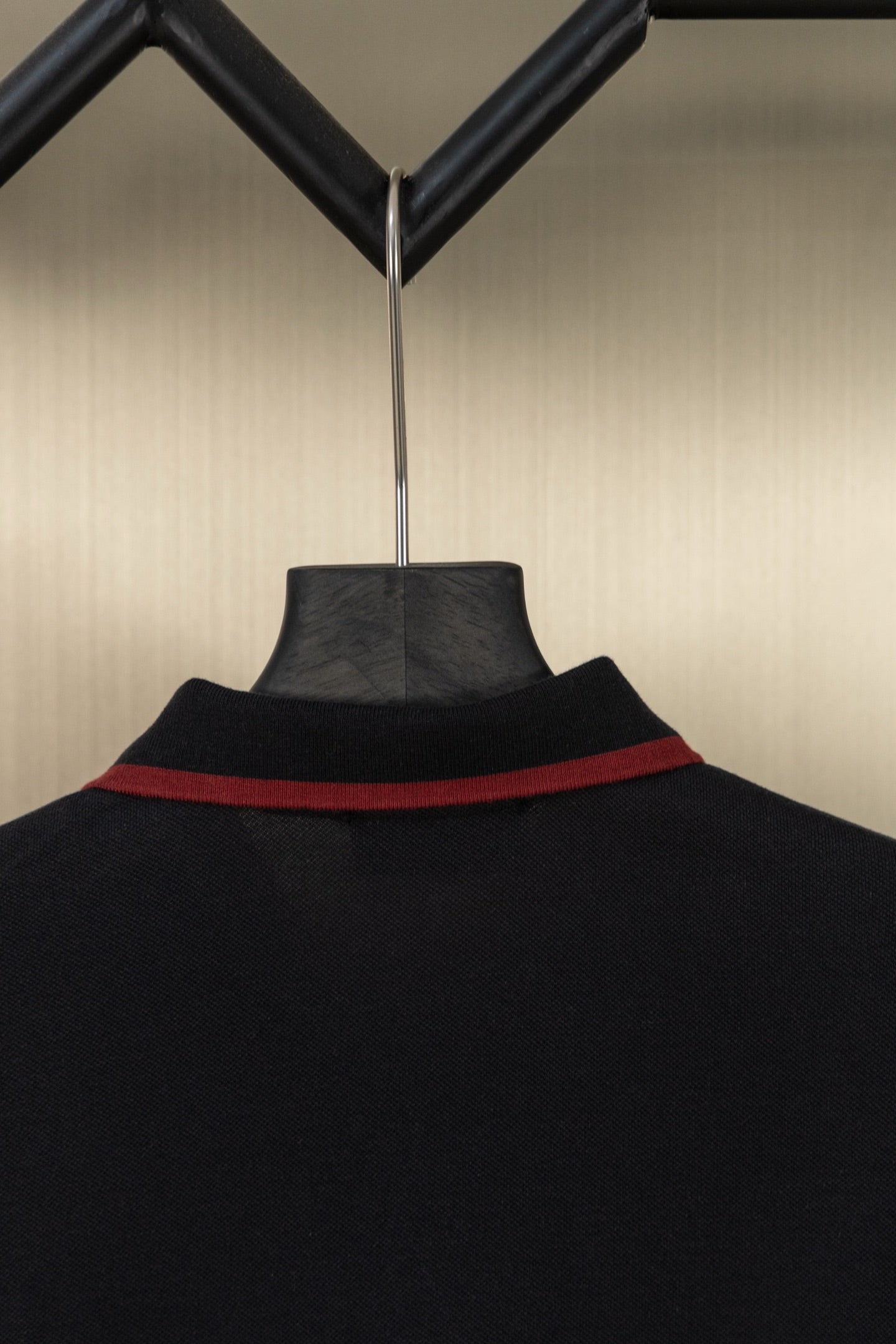Gucci polo neckline with dark collar and red trim stripe