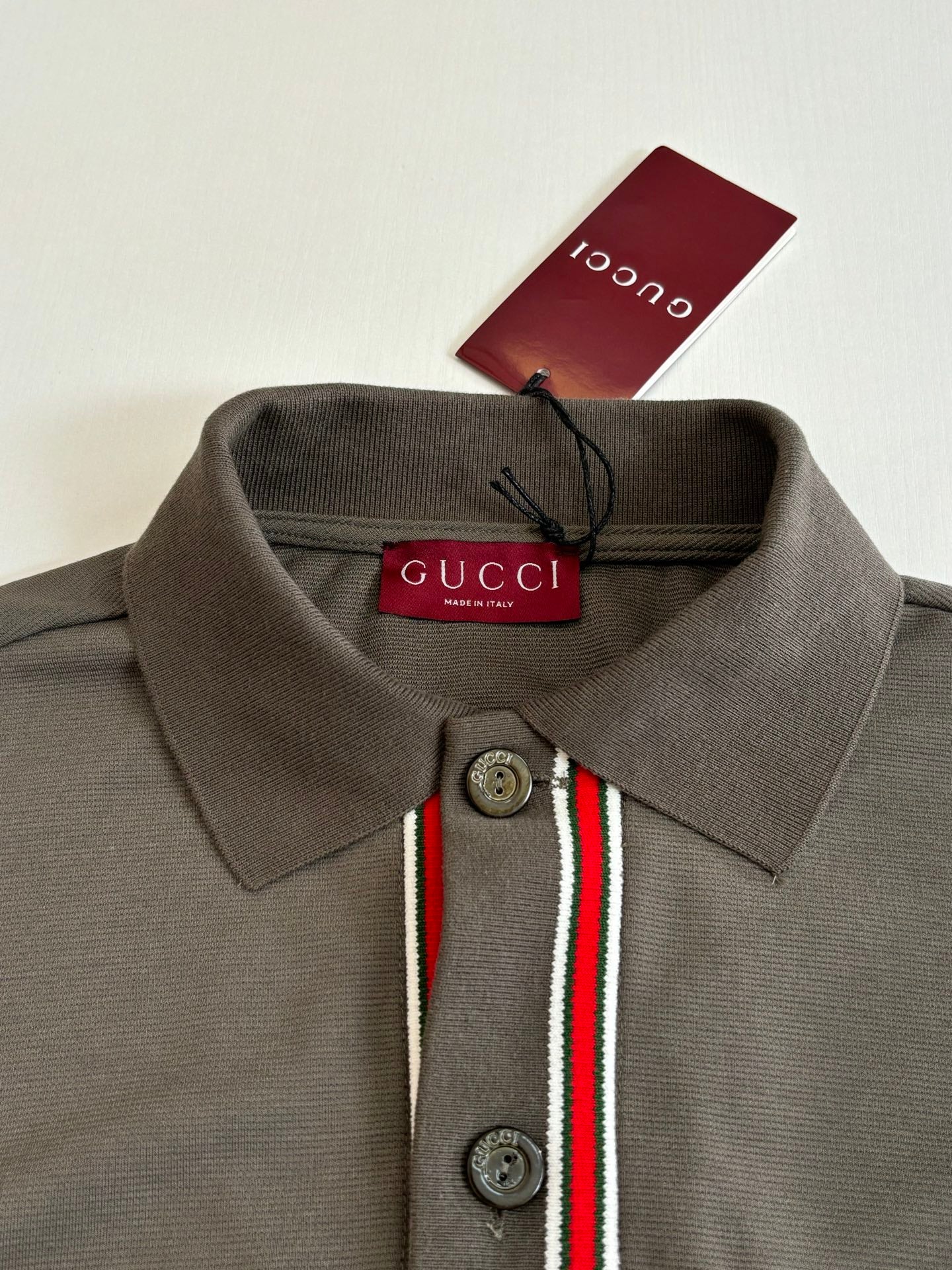 Gucci dark gray polo-style shirt collar with red/green/white striped front trim