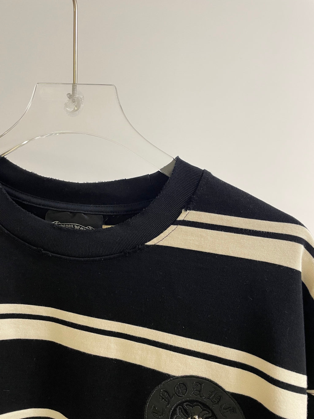 Ribbed crew-neck navy striped long-sleeve shirt with dark crest patch detail