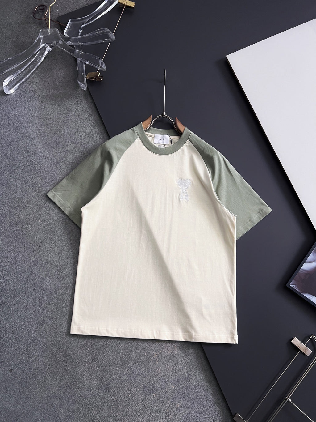 Two-tone T-shirt with white body and light olive sleeves